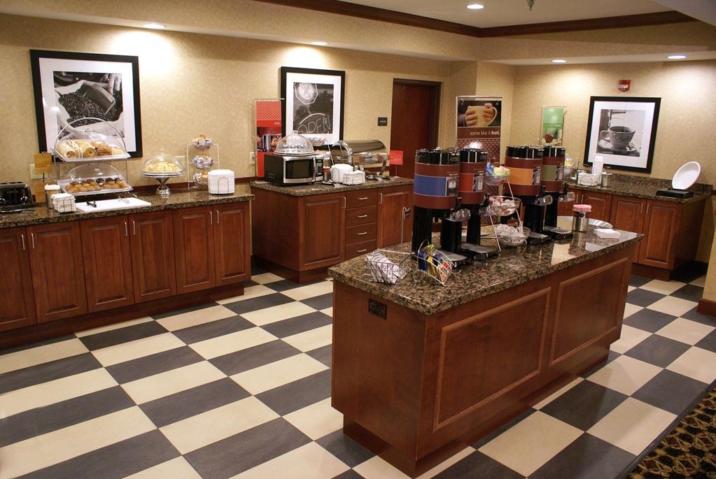 Hampton Inn & Suites Toledo-Perrysburg Rossford Restaurant photo
